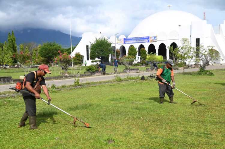 DLH Aceh Besar Bersih-bersih Tempat Ibadah Peringati Hari Lingkungan Hidup dan Sambut Idul Adha