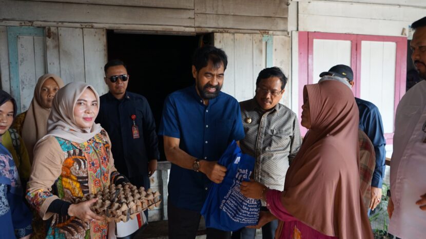 Mualem Tinjau Calon Penerima Rumah Layak Huni di Aceh Singkil