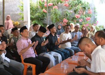 Wakil Gubernur Aceh, Fadhlullah, didampingi istri, Mukarramah, melakukan takziah ke rumah duka Almarhum Tgk. Marzuki bin Ahmad di Gampong Baleeu Musa, Kabupaten Pidie Jaya, Jumat (25/7/2025). FOTO/Net. Ⓒ Hak cipta foto di atas dikembalikan sesungguhnya kepada pemilik foto