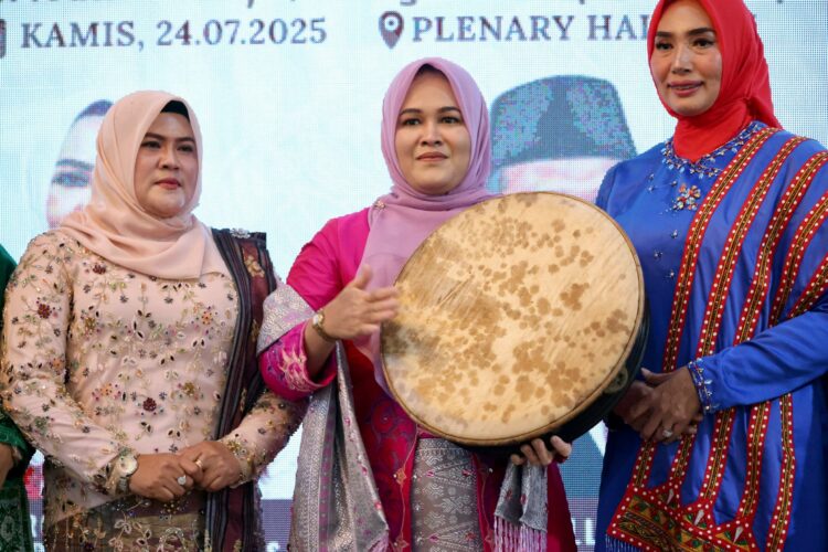 Ketua Staf Ahli TP-PKK Aceh Hadiri Parade Hari Kebaya Nasional ke-2