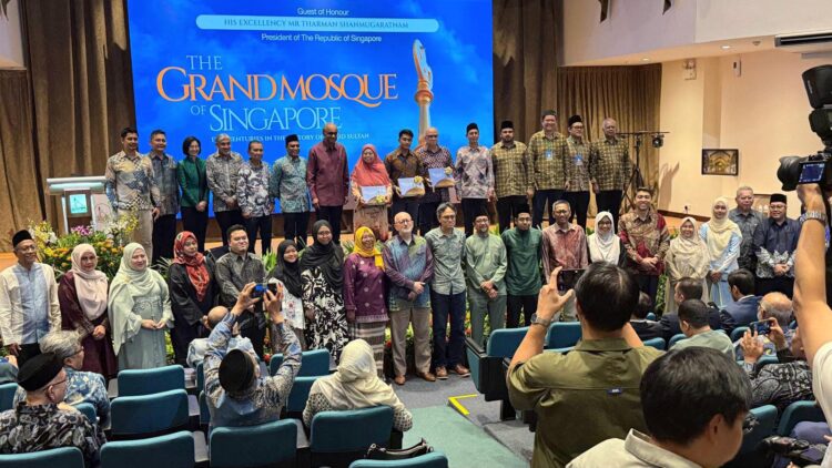 Direktur Pascasarjana UIN Ar-Raniry Jadi Kontributor Buku 200 Tahun Masjid Sultan Singapura