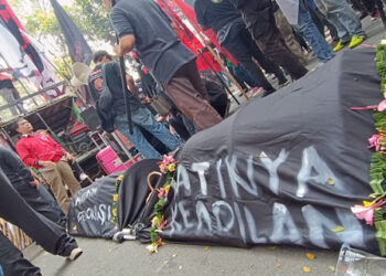 Keranda Hitam Matinya Keadilan Muncul Jelang Sidang Vonis Hasto