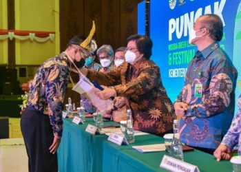 Founder GRAS Nurhabli Ridwan Diwisuda Menteri LHK-RI, Sebagai Wisudawan Terbaik Peserta Green Leadership Indonesia Angkatan 1 Tahun 2021 Dari Deli Serdang