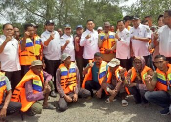 Antisipasi Dampak Cuaca Buruk, Pemerintah Aceh Bagikan Jaket Pelampung (Life Jacket) untuk Nelayan Alue Naga