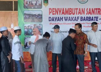 Kisah Inspiratif: Ibu Chusnul Khatimah Bersedekah untuk Santri Dayah Wakaf Barbate Aceh Besar