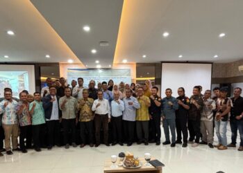 Foto Bersama, Pemerintah Aceh melalui Dinas Kelautan dan Perikanan (DKP) menyelenggarakan kegiatan monitoring dan evaluasi pengelolaan perikanan karang dan demersal di Selat Benggala yang berlangsung di Hotel Hip Hop Banda Aceh, Kamis (31/07/2025)