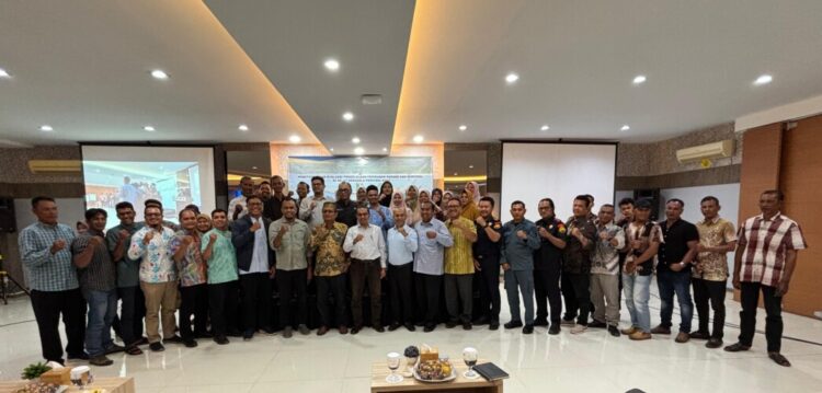 Foto Bersama, Pemerintah Aceh melalui Dinas Kelautan dan Perikanan (DKP) menyelenggarakan kegiatan monitoring dan evaluasi pengelolaan perikanan karang dan demersal di Selat Benggala yang berlangsung di Hotel Hip Hop Banda Aceh, Kamis (31/07/2025)