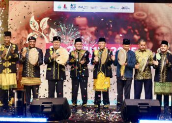 Wakil Gubernur Aceh, Fadhlullah, bersama Utusan Khusus Presiden Bidang Ketahanan Pangan, Muhammad Mardiono, menghadiri puncak perayaan Hari Ulang Tahun (HUT) ke-23 Kabupaten Nagan Raya, Minggu (20/7/2025). FOTO/Net. Ⓒ Hak cipta foto di atas dikembalikan sesungguhnya kepada pemilik foto