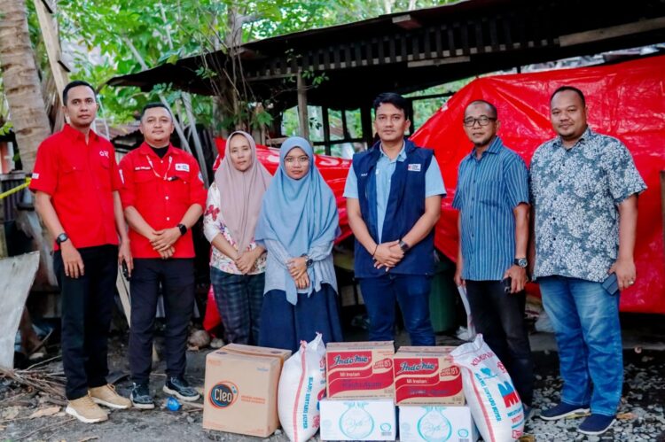 PMI Banda Aceh Salurkan Bantuan Masa Panik Untuk Korban Kebakaran Pesantren Darul Ulum