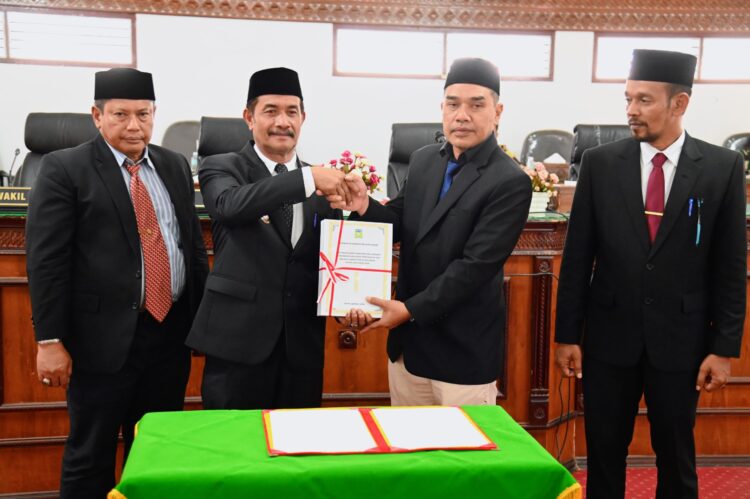 Wabup Serahkan Rancangan Pertanggungjawaban APBK Aceh Besar 2024
