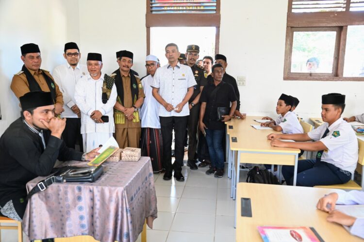 Bupati Aceh Besar Launching Program Beut Kitab Bak Sikula di SMPN 1 Darul Imarah
