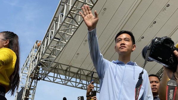 Takut Hilang Panggung, Disinyalir Jadi Faktor Gibran Batal Berkantor di Papua