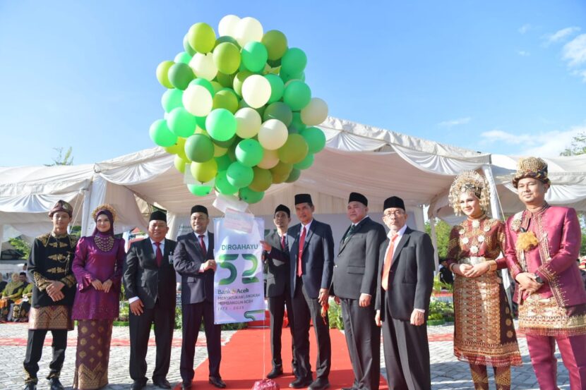 Plt Sekda Aceh, M Nasir, memimpin upacara peringatan Hari Ulang Tahun (HUT) Bank Aceh Syariah ke-52 yang digelar di Lapangan Pusdiklat UMKM Bank Aceh, pada Rabu (6/8/2025). FOTO/Net. Ⓒ Hak cipta foto di atas dikembalikan sesungguhnya kepada pemilik foto