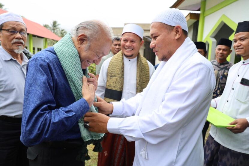 Wali Nanggroe Aceh, Tgk. Malik Mahmud Al Haythar, melakukan peninjauan pelaksanaan pendidikan dayah yang ada di Sabang. Pada kunjungan kerja sejak Rabu lalu, Wali Nanggroe berkesempatan mengunjungi langsung Dayah Istiqamatuddin Darul Wa’di. FOTO/Net. Ⓒ Hak cipta foto di atas dikembalikan sesungguhnya kepada pemilik foto
