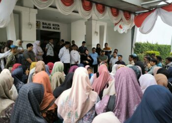 Ratusan tenaga kontrak mendatangi Balai Kota Banda Aceh untuk menanyakan kepastian nasib mereka di hadapan Wali Kota Illiza Sa'aduddin Djamal