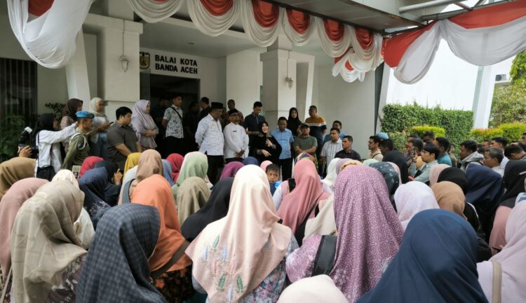 Ratusan tenaga kontrak mendatangi Balai Kota Banda Aceh untuk menanyakan kepastian nasib mereka di hadapan Wali Kota Illiza Sa'aduddin Djamal