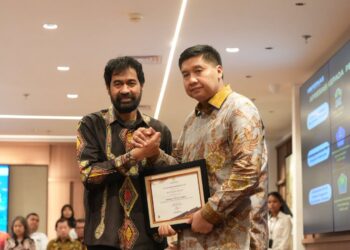 Gubernur Aceh, Muzakir Manaf atau Mualem menerima penghargaan bergengsi dari Kementerian Perumahan dan Kawasan Pemukiman (KemenPKP) pada peringatan Hari Perumahan Nasional (Hapernas) 2025. FGTO/Net. Ⓒ Hak cipta foto di atas dikembalikan sesungguhnya kepada pemilik foto