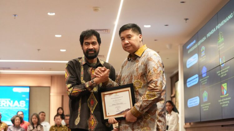 Gubernur Aceh, Muzakir Manaf atau Mualem menerima penghargaan bergengsi dari Kementerian Perumahan dan Kawasan Pemukiman (KemenPKP) pada peringatan Hari Perumahan Nasional (Hapernas) 2025. FGTO/Net. Ⓒ Hak cipta foto di atas dikembalikan sesungguhnya kepada pemilik foto