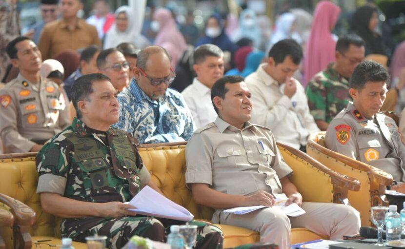 Wakil Gubernur (Wagub) Aceh, Fadhlullah, memimpin pelaksanaan Gerakan Pangan Murah (GPM) di halaman Masjid Gampong Cot Masjid, Lueng Bata, Banda Aceh, Sabtu (30/8/2025). FOTO/Net. Ⓒ Hak cipta foto di atas dikembalikan sesungguhnya kepada pemilik foto