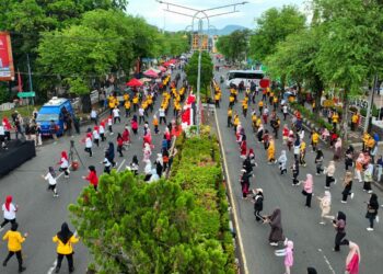 Sambut Hari Ulang Tahun ke-80 Kemerdekaan Republik Indonesia Tahun 2025, Polresta Banda Aceh menggelar olahraga bersama ratusan masyarakat di lokasi Car Free Day, Minggu (10/8/2025). FOTO/Net. Ⓒ Hak cipta foto di atas dikembalikan sesungguhnya kepada pemilik foto
