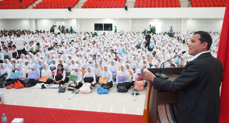 Wakil Gubernur Aceh, Fadhlullah, mengajak mahasiswa baru Universitas Malikussaleh (Unimal) untuk menjadi garda depan bela negara melalui ilmu, teknologi, dan integritas. Hal itu disampaikan saat memberikan paparan pada kegiatan Pengenalan Kehidupan Kampus Bagi Mahasiswa Baru (PKKMB) di Aceh Utara, Senin (25/8). FOTO/Net. Ⓒ Hak cipta foto di atas dikembalikan sesungguhnya kepada pemilik foto