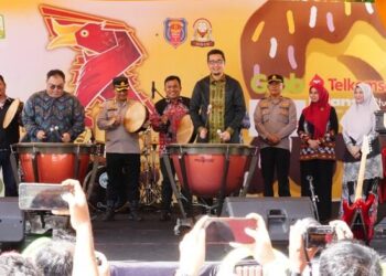 Kepada Dinas Pendidikan Aceh, Marthunis ST DEA menabuh drum (genderang) saat meresmikan pembukaan event REALISTIG Ke-7 di SMAN 3 Banda Acehl