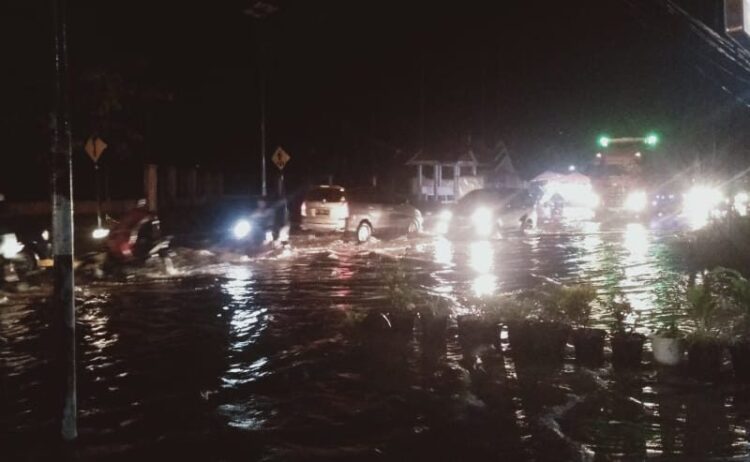 Banjir Lumpuhkan Jalan Depan RS Cut Meutia dan Kampus Politeknik Lhokseumawe