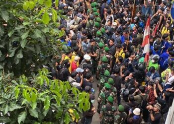 Ada beberapa prajurit Tentara Nasional Indonesia (TNI) dalam aksi mahasiswa yang menggeruduk Polda Metro Jaya, Jumat (29/8/2025). FOTO/Net. Ⓒ Hak cipta foto di atas dikembalikan sesungguhnya kepada pemilik foto