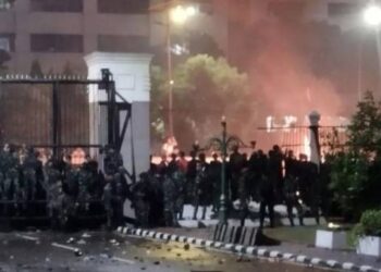 Suasana di depan Kompleks MPR/DPR Senayan, Jakarta Pusat, semakin malam semakin memanas usai massa aksi berhasil menjebol pagar di samping Gerbang 46C, yang berada di antara Gedung DPR/MPR dan Kantor Kementerian Lingkungan Hidup pada Jumat (29/8/2025) malam. FOTO/Net. Ⓒ Hak cipta foto di atas dikembalikan sesungguhnya kepada pemilik foto