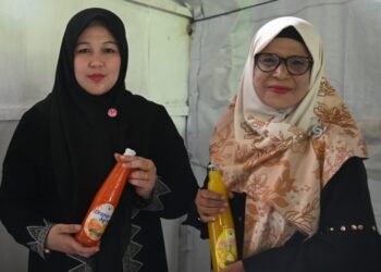 Owner UD Senang Jaya Azizah menyambut kehadiran Ketua Dekranasda Aceh Besar Rita Mayasari saat berkunjung ke rumah produksi sirup Kelapa Gading, produk asli lokal di Gampong Cot Seunong, Kecamatan Montasik, Aceh Besar