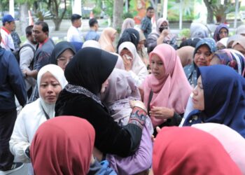 Illiza saat menerima puluhan perwakilan Tenaga Non ASN atau pegawai kontrak yang belum tertampung dalam seleksi PPPK tahap 1 dan 2 di lingkungan Pemko Banda Aceh, Jumat, 22 Agustus 2025