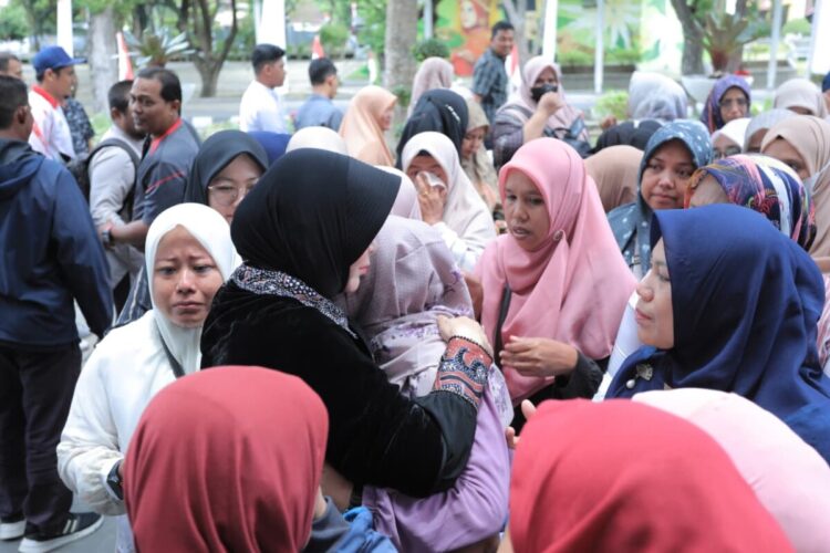 Illiza saat menerima puluhan perwakilan Tenaga Non ASN atau pegawai kontrak yang belum tertampung dalam seleksi PPPK tahap 1 dan 2 di lingkungan Pemko Banda Aceh, Jumat, 22 Agustus 2025