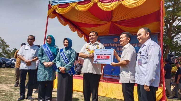 Bupati Agara, HM Salim Fakhry saat menerima bantuan 5 ton ikan segar dari Forikan Aceh