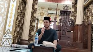 Tgk Fitra Ramadhani, Lc.,MA sedang memberikan kajian agam islam