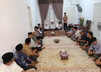 Keluarga besar Himpunan Keluarga Masyarakat Meureudu dan Meurah Dua (Hikmad) Banda Aceh melakukan kunjungan takziah dan samadiah untuk almarhum Puteh Bin Ibrahim di kawasan Lamgugob, Banda Aceh, Kamis 1/8/2025