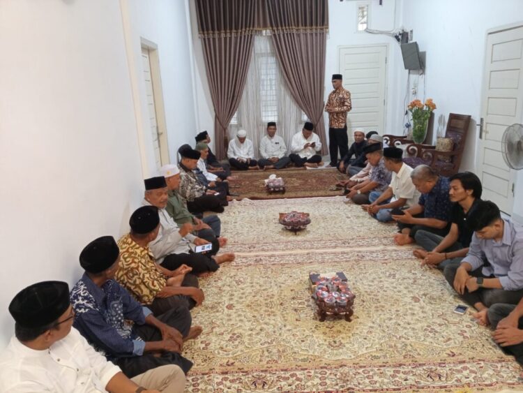 Keluarga besar Himpunan Keluarga Masyarakat Meureudu dan Meurah Dua (Hikmad) Banda Aceh melakukan kunjungan takziah dan samadiah untuk almarhum Puteh Bin Ibrahim di kawasan Lamgugob, Banda Aceh, Kamis 1/8/2025
