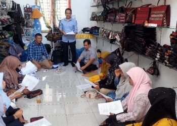 Diskusi dengan komunitas perajin dan UMKM Aceh Besar di Komplek Dekranasda Aceh Besar, Sabtu (9/8/2025)