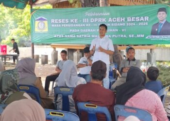 Anggota DPRK Aceh Besar, Satria Maulana Putra, SE., MM, berdialog langsung dengan pelaku UMKM di sela Reses ke-III di Pantai Ujong Batee, Kecamatan Mesjid Raya, Minggu (10/8/2025)