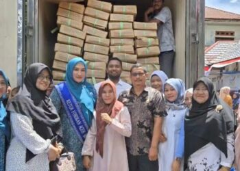 Tim Gemarikan DKP Aceh foto bersama Ketua Forikan Aceh Ny. Marlina Usman saat melakukan pembagian ikan segar di Aceh Besar, Kamis (14/08/2025)