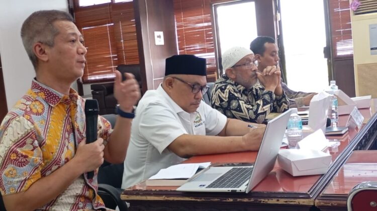 Dr. Yono Haryono (paling kiri), Expert Economist Bank Indonesia, memaparkan pentingnya transformasi wakaf dalam FGD di Bappeda Aceh, bersama DPRA Yahdi Hasan, M. Kom., Prof. Dr. Alyasa' Abubakar, M.A, dan Moderator Fahmi M. Nasir, MCL., Kamis (14/8/2025)