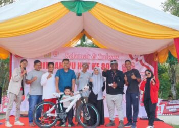 Hadiah utama lomba dalam rangka perayaan HUT ke-80 Kemerdekaan RI berupa sepeda sport diraih Tgk. Murdani, Imam Gampong Tanjong Seulamat