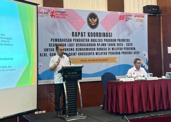 Kepala Dinas Kelautan dan Perikanan (DKP) Aceh, Aliman, S.Pi.,M.Si., saat memberikan paparan mewakili Gubernur Aceh pada Rapat Koordinasi Penguatan Analisis Program Prioritas Keamanan Laut di Banda Aceh, Rabu (20/8/2025)