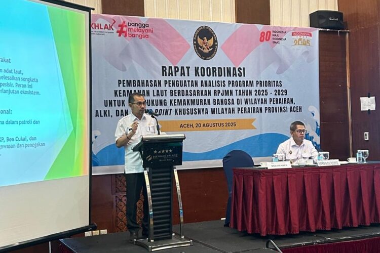 Kepala Dinas Kelautan dan Perikanan (DKP) Aceh, Aliman, S.Pi.,M.Si., saat memberikan paparan mewakili Gubernur Aceh pada Rapat Koordinasi Penguatan Analisis Program Prioritas Keamanan Laut di Banda Aceh, Rabu (20/8/2025)