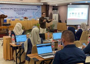 Kepala BEI Provinsi Aceh, Thasrif Murhadi, memaparkan materi bertajuk Investasi di Pasar Modal Indonesia memperkuat literasi pasar modal dan keterampilan praktis berinvestasi saham bagi insan PT Permodalan Nasional Madani (PNM) Cabang Aceh berlangsung di Hotel Arabia Banda Aceh, Jumat (22/8/2025)
