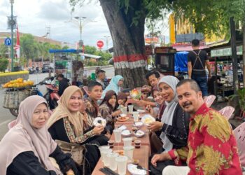 Momen kebersamaan keluarga dokter Junita di akhir pekan semakin hangat dengan Kelapa Meulisan, camilan khas Bireuen yang sedang viral di media sosial