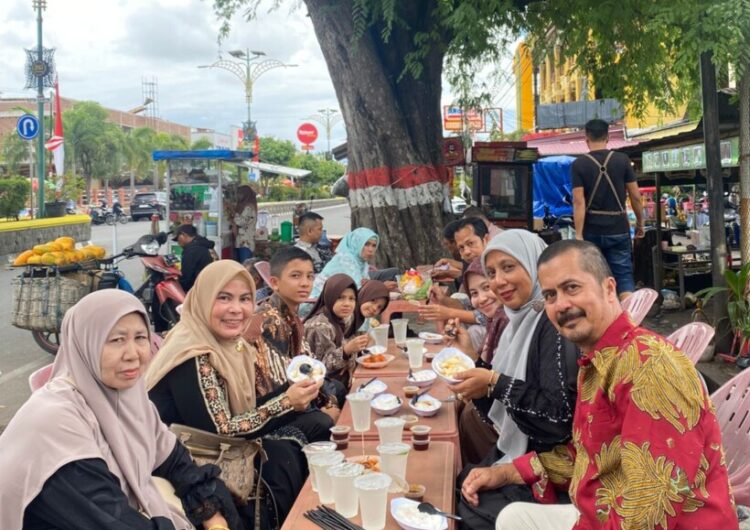 Momen kebersamaan keluarga dokter Junita di akhir pekan semakin hangat dengan Kelapa Meulisan, camilan khas Bireuen yang sedang viral di media sosial