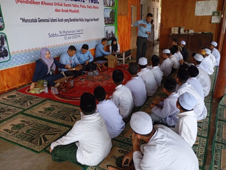 Bank Aceh Syariah Cabang Banda Aceh memfasilitasi pembukaan rekening tabungan bagi para santri Dayah Wakaf Barbate, Selasa (26/8/2025)