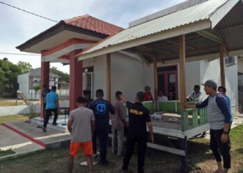 Pj Keuchik Gampong Tanjong Seulamat, Mahfud Saputra, SE bersama warga melakukan gotong royong massal menyambut perayaan Maulid Nabi Muhammad Saw 1447 H di Komplek Kantor Pemerintah Gampong setempat