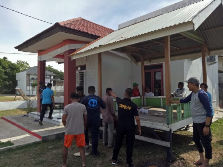 Pj Keuchik Gampong Tanjong Seulamat, Mahfud Saputra, SE bersama warga melakukan gotong royong massal menyambut perayaan Maulid Nabi Muhammad Saw 1447 H di Komplek Kantor Pemerintah Gampong setempat