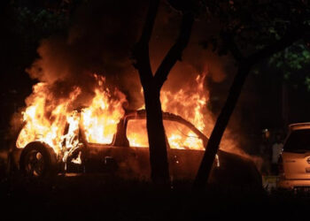 8 Mobil Polisi Dibakar Massa Usai Ojol Dilindas hingga Tewas